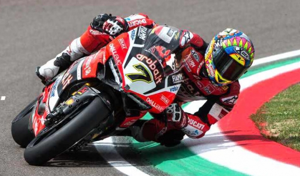 Chaz Davies y Ducati se llevan las dos mangas en la fecha de Superbike en el circuito de Imola, Italia.