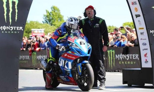 Dunlop se lleva la victoria en el Senior TT Race.