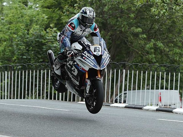 Michael Dunlop obtiene su 16° victoria en el TT Isla de Man en la categoría Superbike