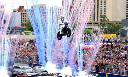 Travis Pastrana y la Indian Scout FTR750 lograron recrear los saltos de Evel Knievel