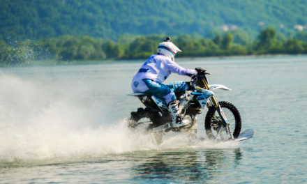Hablar de Luca Colombo es sinónimo de: récord mundial de conducción de motocicleta sobre agua dulce