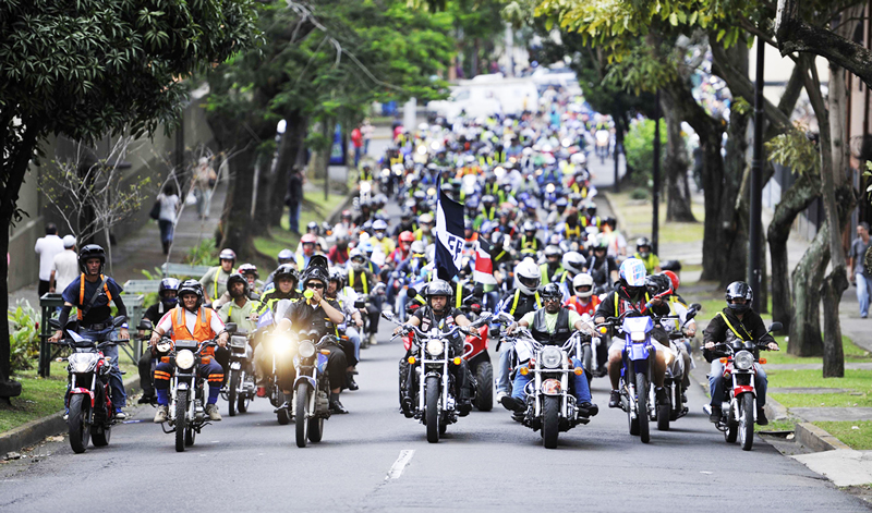 Motociclistas de la CDMX rechazan iniciativas para llevar matrículas en cascos y chalecos