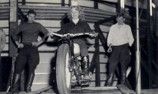 Cookie Ayers-Crum, pionera del motociclismo de acrobacia