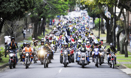 Motociclistas de la CDMX rechazan iniciativas para llevar matrículas en cascos y chalecos