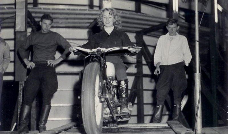 Cookie Ayers-Crum, pionera del motociclismo de acrobacia