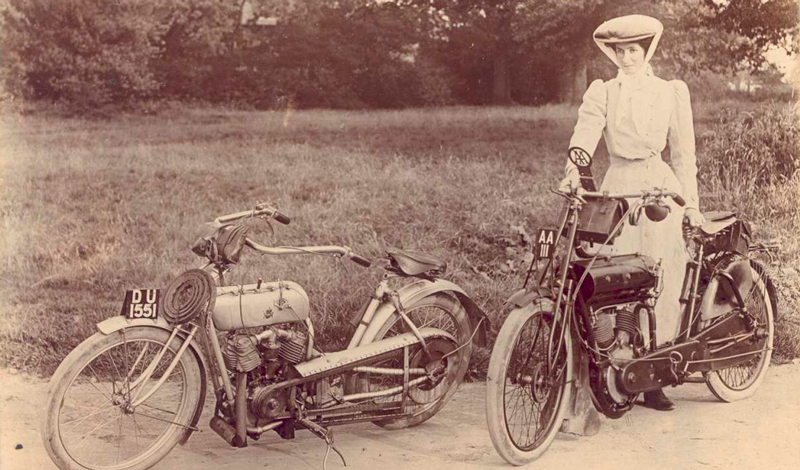 La delicada y femenina Agnes Muriel: la primera corredora de motos