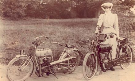 La delicada y femenina Agnes Muriel: la primera corredora de motos