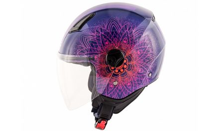 Llamativo casco para motociclistas atrevidas