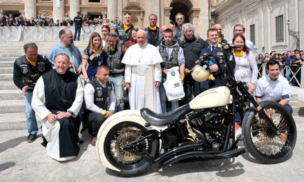 La moto firmada por el papa Francisco ha sido subastada