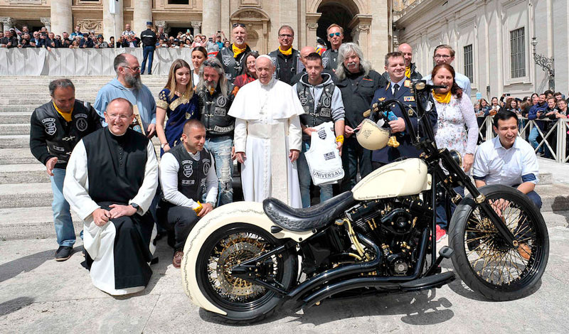 La moto firmada por el papa Francisco ha sido subastada