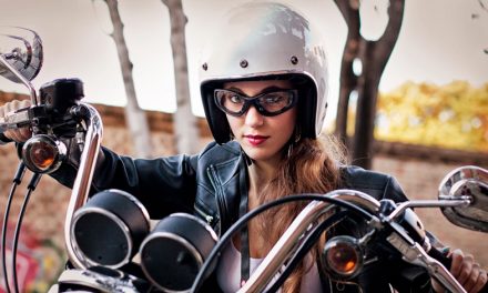Cabello Vs Casco: consejos para las chicas motociclistas