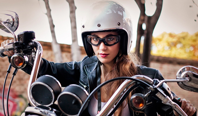 Cabello Vs Casco: consejos para las chicas motociclistas