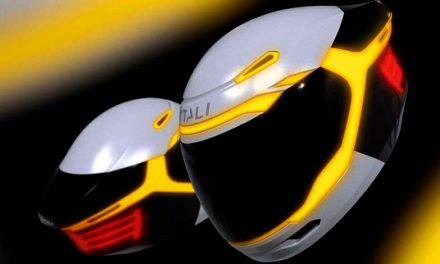 Una innovadora idea en pro de tu seguridad: luces intermitentes para tu casco