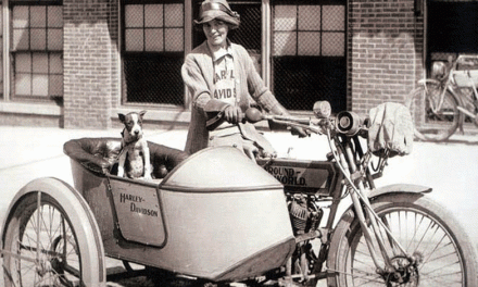 Della Crewe y su travesía como motociclista pionera