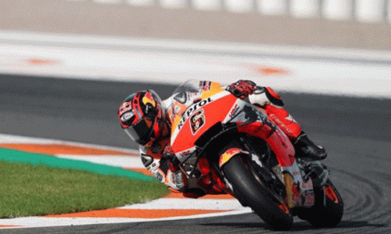 Bradl cosecha puntos y Márquez cae luchando en un MotoGP mojado y salvaje en Valencia