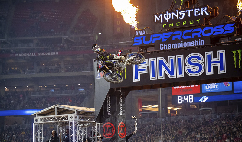 Eli Tomac, ganador del AMA SUPERCROSS en Glendale