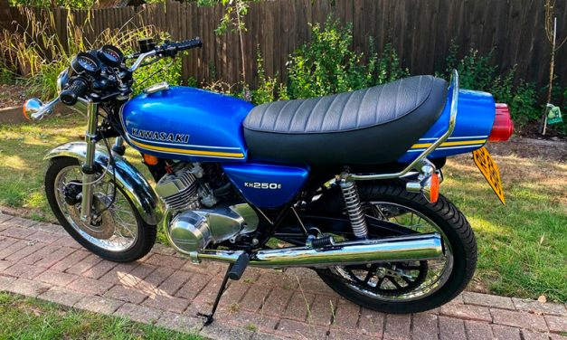 Esta antigua motocicleta Kawasaki fue modificada para obtener increíbles resultados