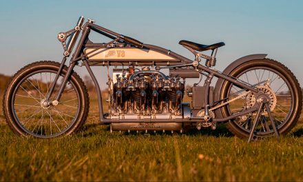 JAP V8: Una motocicleta con motor de avión