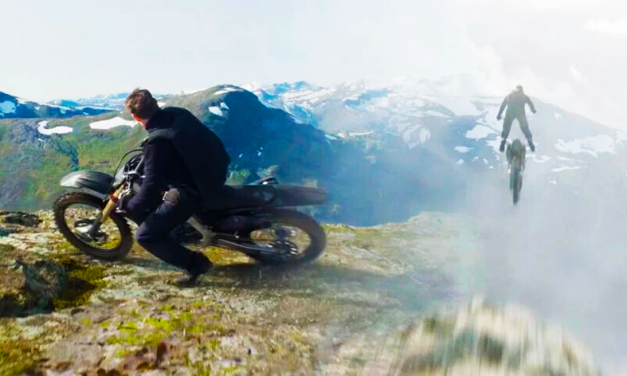 Tom Cruise se lanza al vacío con un paracaídas, un dron y una Honda CRF450.