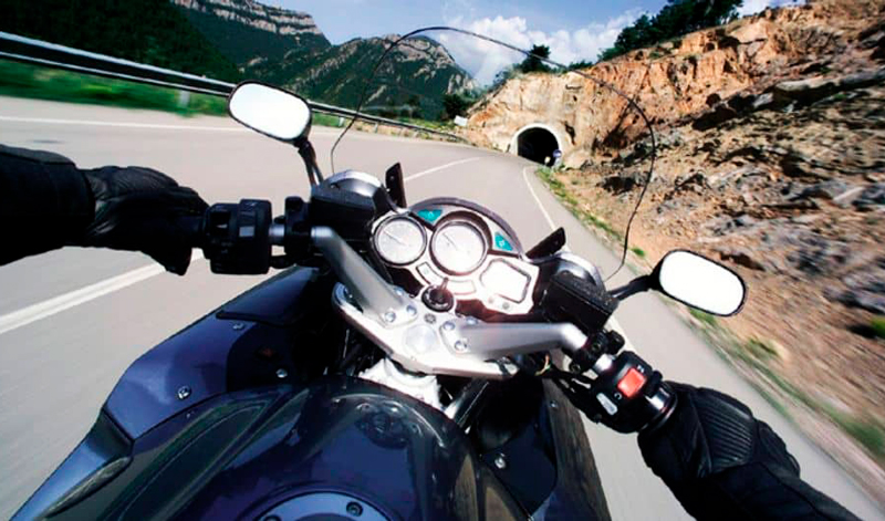 Cinco consejos para conducir tu motocicleta con precaución