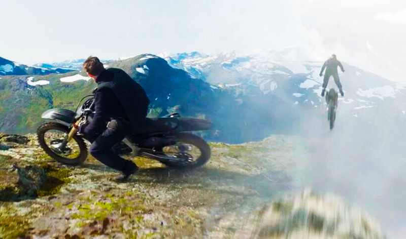 Tom Cruise se lanza al vacío con un paracaídas, un dron y una Honda CRF450.