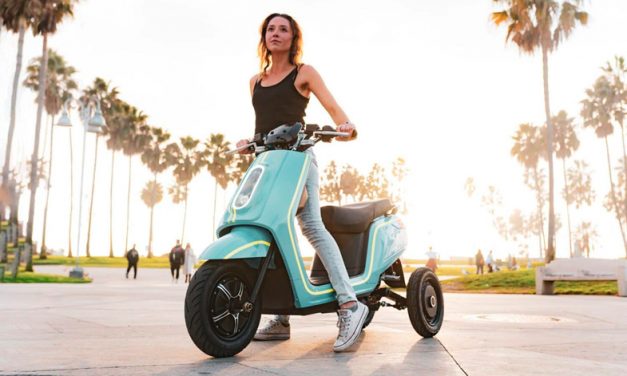 XOTO, el primer scooter eléctrico de tres ruedas con sistema de auto estabilización