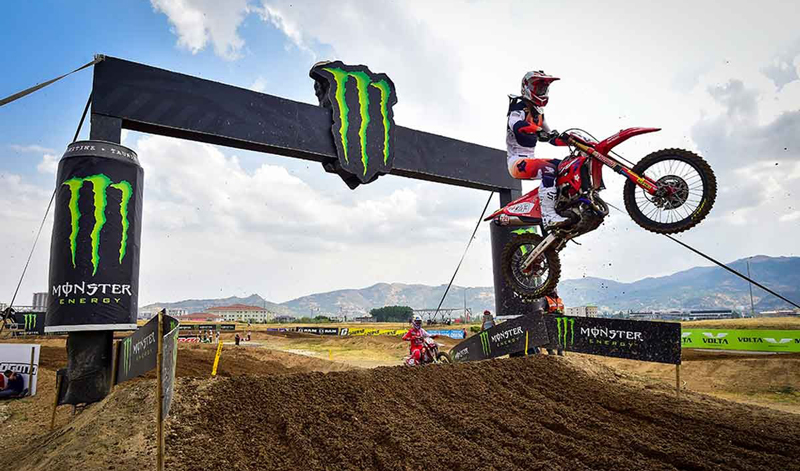 Tim Gajser se va al podio desafiando a Jorge Prado