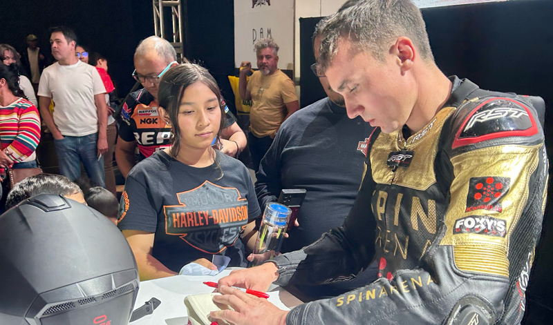 Firma de autógrafos de pilotos internacionales en EXPO MOTO