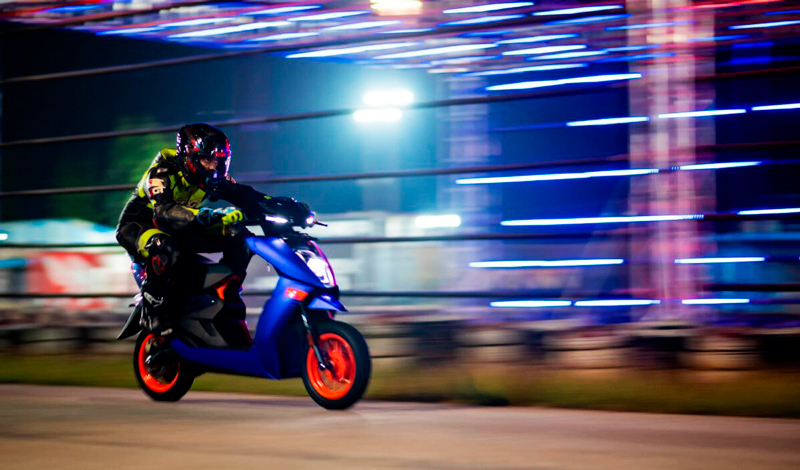 Conoce el Ather 450 Apex, un scooter transparente que brilla en la oscuridad