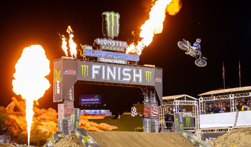 Cooper Webb de YAMAHA gana el AMA Supercross Anaheim