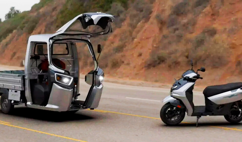 Innovador scooter Transformer: El ‘Tuk Tuk’ se convierte en moto eléctrica con un botón