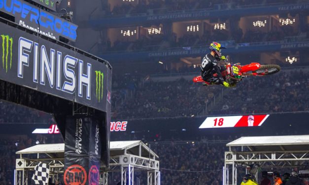 Jett Lawrence, del equipo Honda HRC, se convirtió en el ganador del AMA Supercross del Ford Field en Detroit