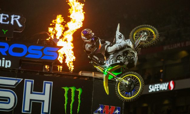 Ken Roczen de Suzuki obtiene su primera victoria en el AMA SUPERCROSS