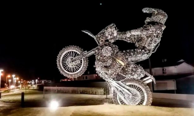 Conoce la estatua de moto-arte, una obra maestra conformada de 27,600 piezas de motocicletas