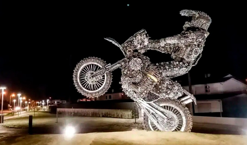 Conoce la estatua de moto-arte, una obra maestra conformada de 27,600 piezas de motocicletas