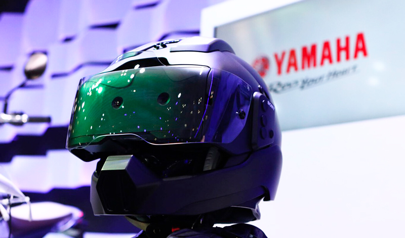 Yamaha presenta el casco revolucionario con realidad aumentada y cámaras integradas
