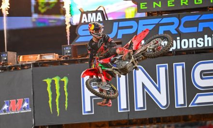 Jett Lawrence, del equipo Honda HRC Progressive, conquista una impresionante victoria en el AMA Supercross