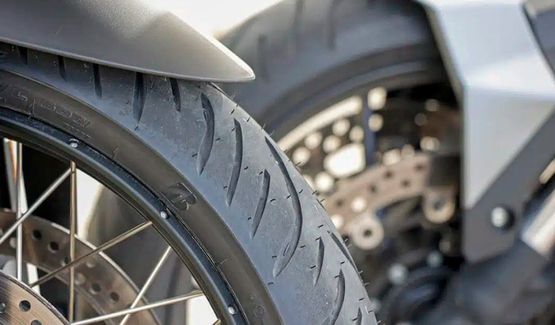 ¿Cómo identificar un neumático falso en una motocicleta?