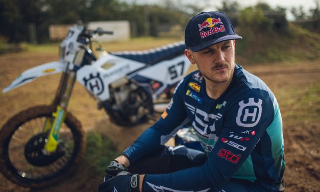 Billy Bolt ofrece una rueda de prensa exclusiva, tras proclamarse campeón del mundo de SuperEnduro FIM 2025