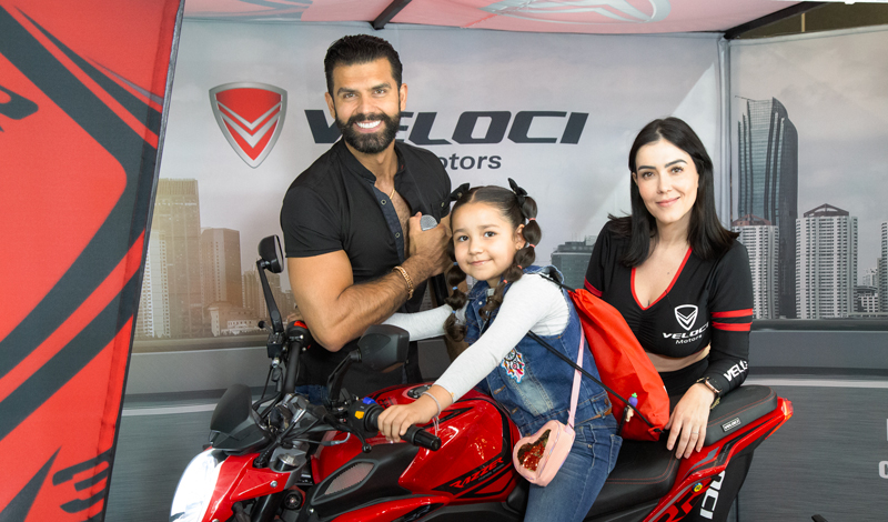 VELOCI deslumbra en Expo Moto GDL y premia a los asistentes con una motocicleta