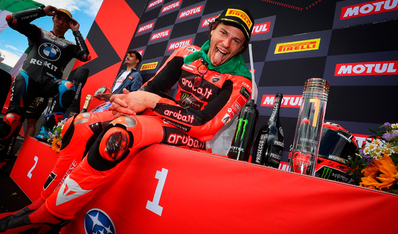 El campeonato al rojo vivo: Razgatlioglu y Bulega se destacan en Most