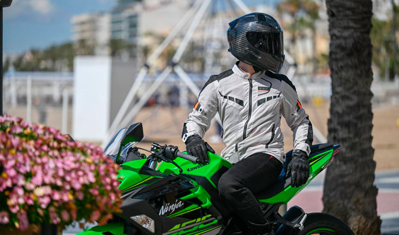 LS2: Equipamiento de verano con estilo, seguridad y frescura sobre dos ruedas