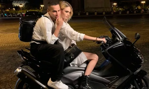 Cara Delevingne: Estilo y rebeldía sobre dos ruedas