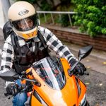 Japón ya vive en el 2050: Crean ropa inteligente que te enfría o calienta mientras manejas moto