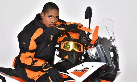 Flora Sylvestre y la KTM 390: Actitud y potencia en Moto Fashion