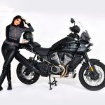 Catherin Peña: Estilo y fuerza sobre la Harley-Davidson Pan America 1250